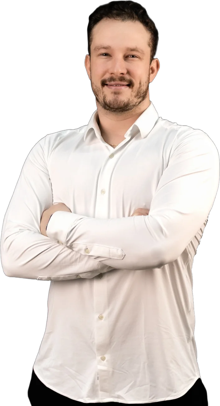 Dr. Caio Ribeiro Melki, de braços cruzados, com camisa branca